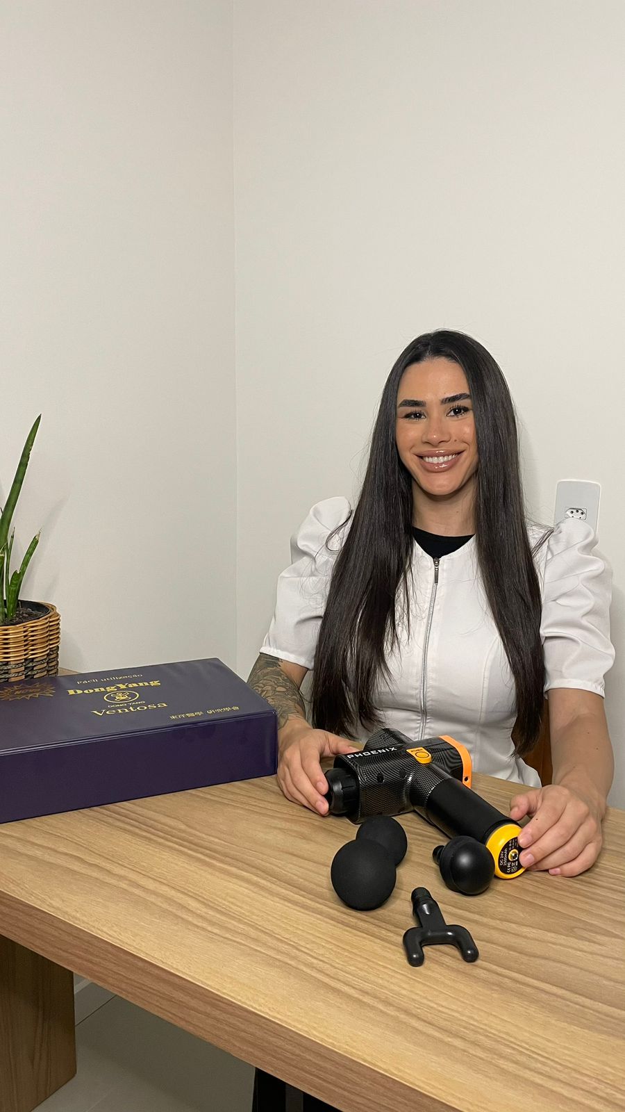 Ana Victoria com equipamentos de massagem